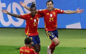 Nico Williams celebrando el gol de Mikel Oyarzabal ante Inglaterra.