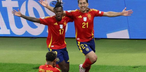 Nico Williams celebrando el gol de Mikel Oyarzabal ante Inglaterra.