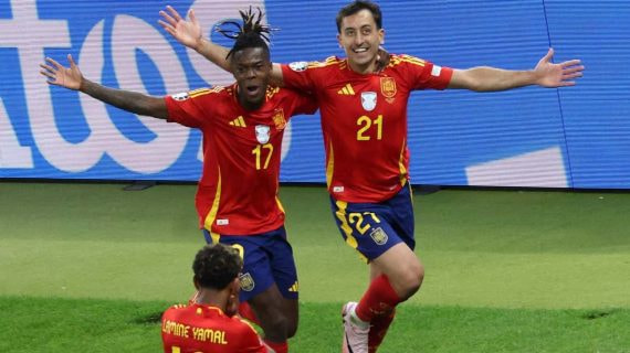 Nico Williams celebrando el gol de Mikel Oyarzabal ante Inglaterra.