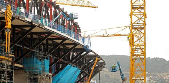 La construcción de la estructura exterior avanza a buen ritmo, pero los permisos están lejos de llegar.