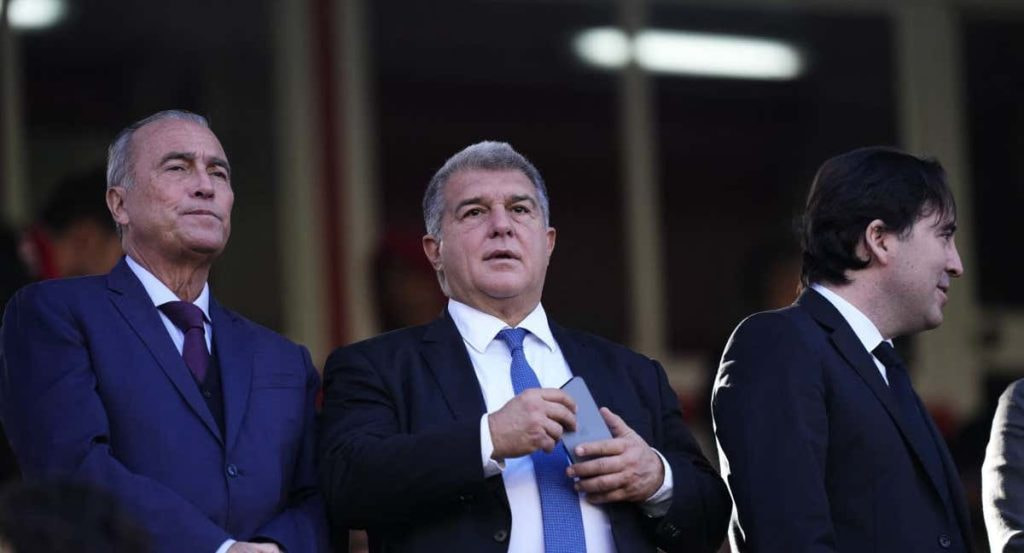 Laporta, junto a Rafa Yuste en el palco.