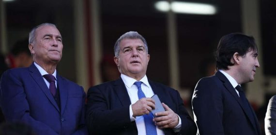 Laporta, junto a Rafa Yuste en el palco.
