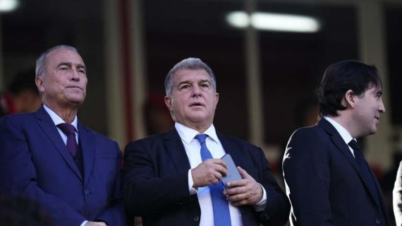 Laporta, junto a Rafa Yuste en el palco.