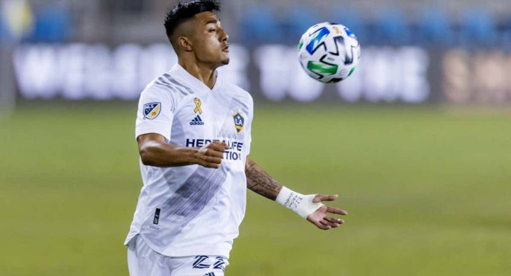 El Barça trabaja en la opción de Julián Araujo.