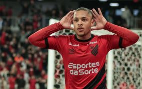 Vitor Roque celebra un gol con Paranaense.