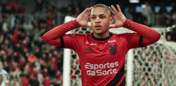 Vitor Roque celebra un gol con Paranaense.