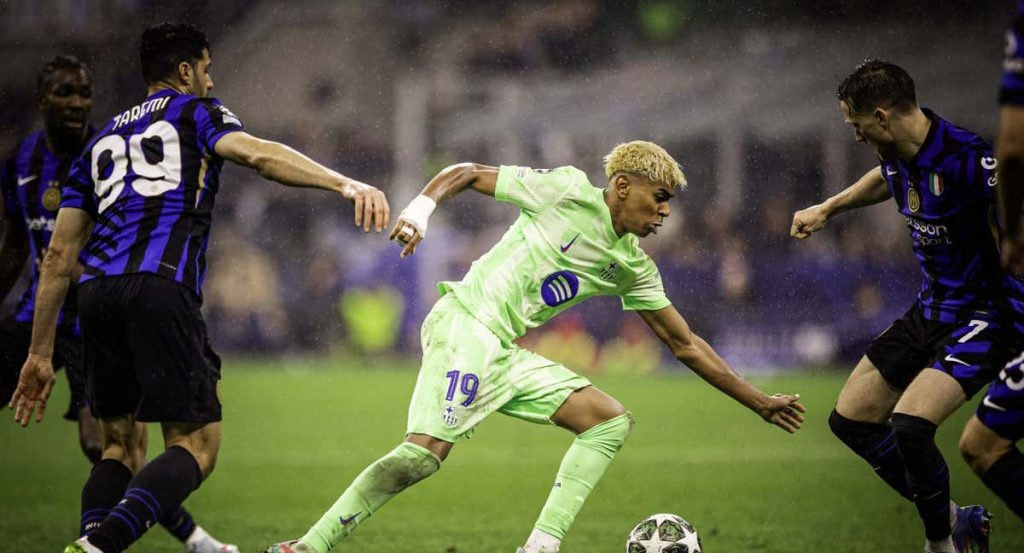 Lamine Yamal en una acción del partido ante el Inter.