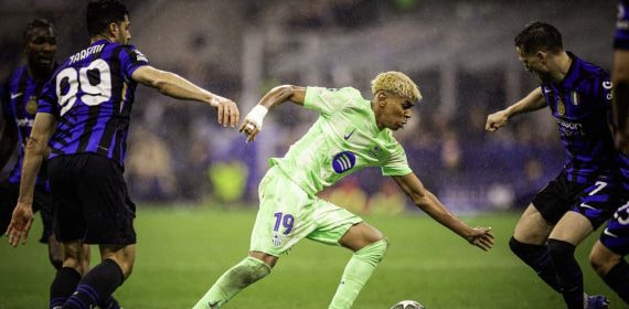 Lamine Yamal en una acción del partido ante el Inter.