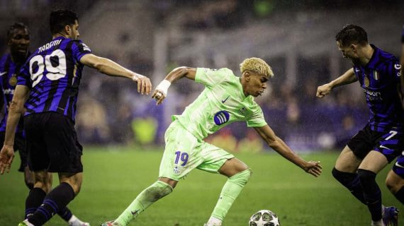 Lamine Yamal en una acción del partido ante el Inter.