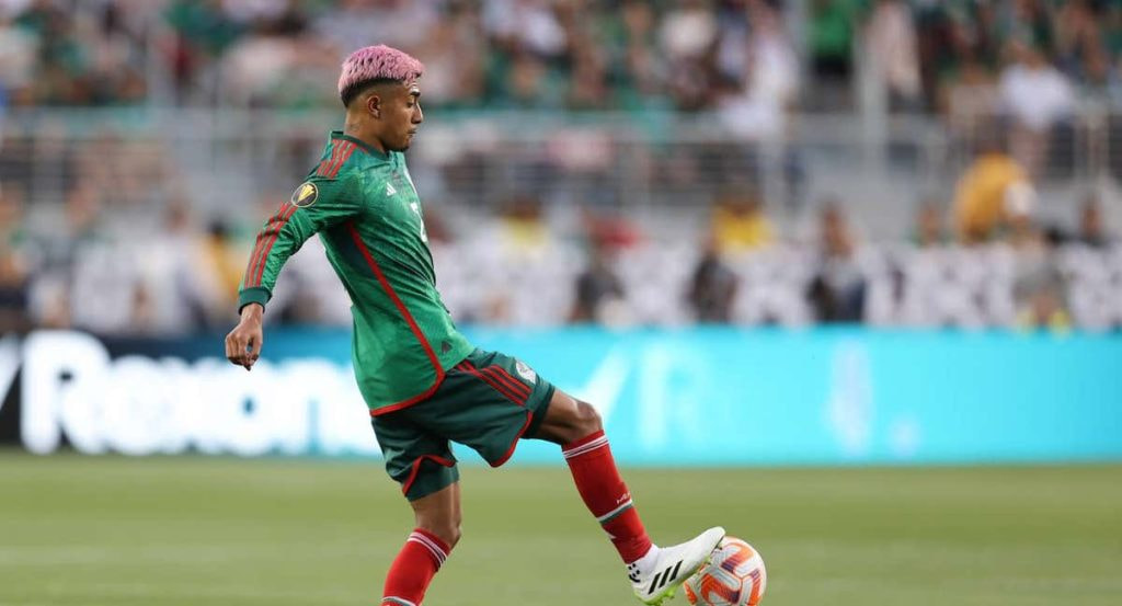 Julián Araujo, en un partido con México.