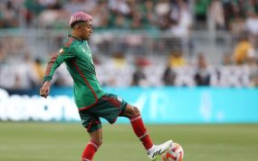Julián Araujo, en un partido con México.