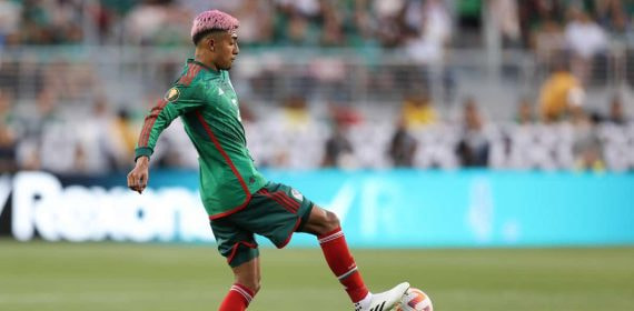 Julián Araujo, en un partido con México.
