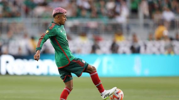 Julián Araujo, en un partido con México.