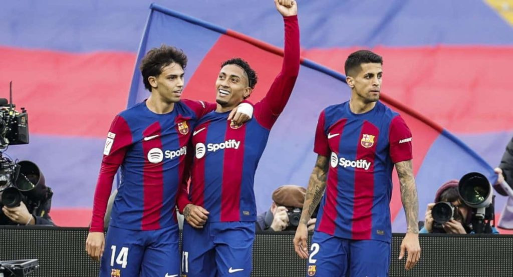 Joao Félix y Raphinha celebran el gol del brasileño ante el Getafe.