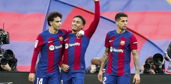 Joao Félix y Raphinha celebran el gol del brasileño ante el Getafe.