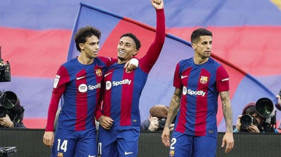 Joao Félix y Raphinha celebran el gol del brasileño ante el Getafe.