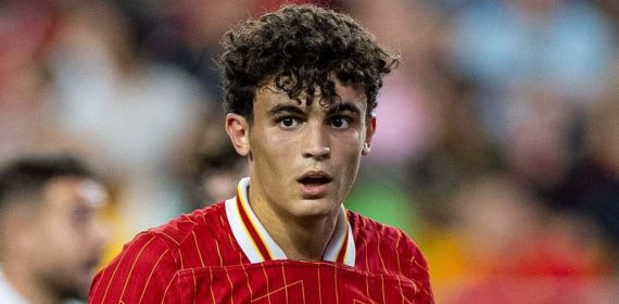 Bajcetic, con el Liverpool.