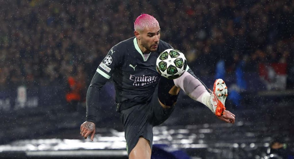 Theo Hernández, con su pelo de color rosa.
