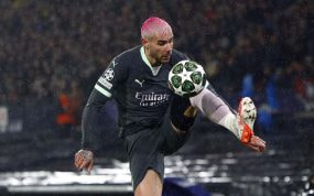 Theo Hernández, con su pelo de color rosa.
