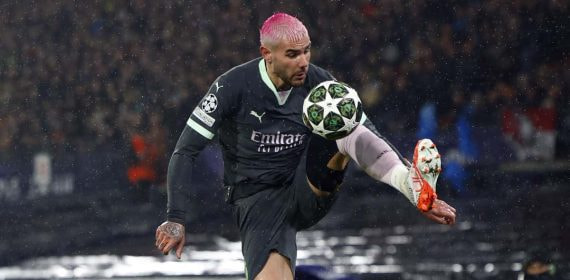 Theo Hernández, con su pelo de color rosa.