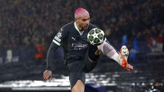Theo Hernández, con su pelo de color rosa.
