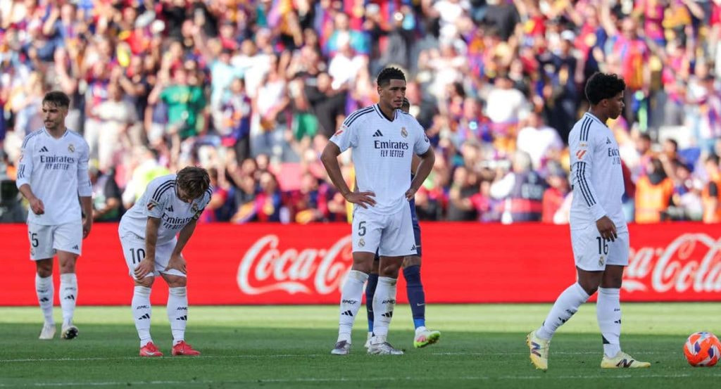 Los jugadores del Real Madrid abatidos tras el Clásico de Montjüic.