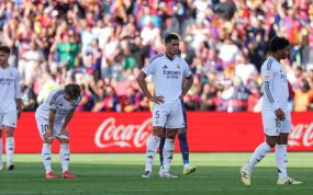Los jugadores del Real Madrid abatidos tras el Clásico de Montjüic.