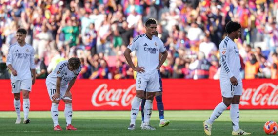 Los jugadores del Real Madrid abatidos tras el Clásico de Montjüic.