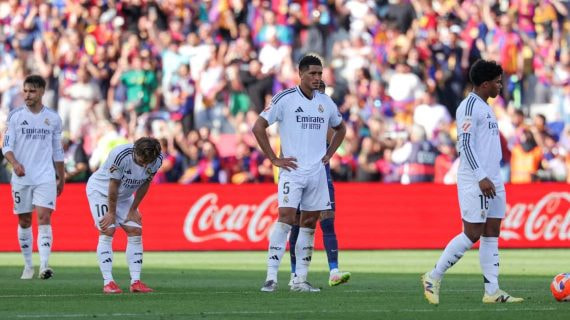 Los jugadores del Real Madrid abatidos tras el Clásico de Montjüic.