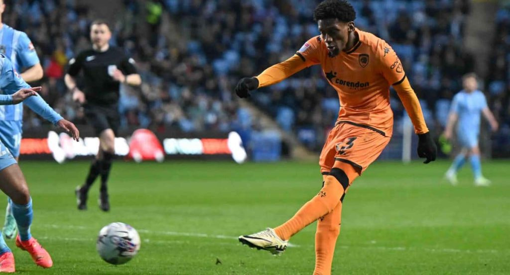 Jaden Philogene-Benice dispara ante el Coventry.