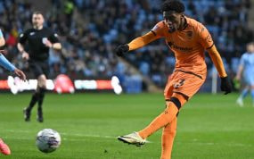 Jaden Philogene-Benice dispara ante el Coventry.