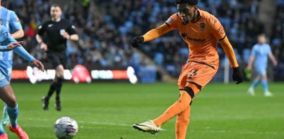 Jaden Philogene-Benice dispara ante el Coventry.