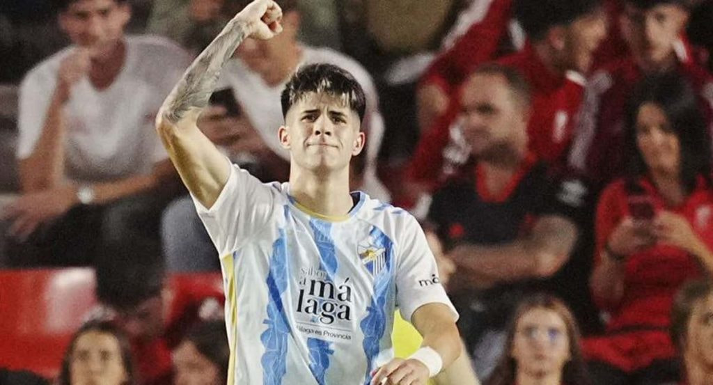 Antoñito celebra un gol con el Málaga.