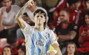 Antoñito celebra un gol con el Málaga.