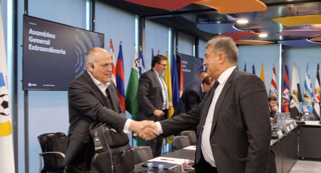Los presidentes de LaLiga y del Barcelona, Javier Tebas y Joan Laporta, en una Asamblea de LaLiga.