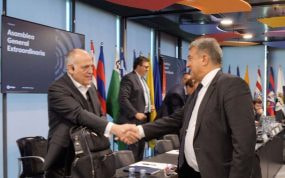 Los presidentes de LaLiga y del Barcelona, Javier Tebas y Joan Laporta, en una Asamblea de LaLiga.