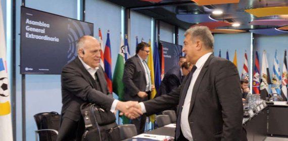 Los presidentes de LaLiga y del Barcelona, Javier Tebas y Joan Laporta, en una Asamblea de LaLiga.