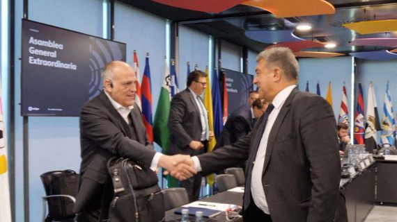 Los presidentes de LaLiga y del Barcelona, Javier Tebas y Joan Laporta, en una Asamblea de LaLiga.