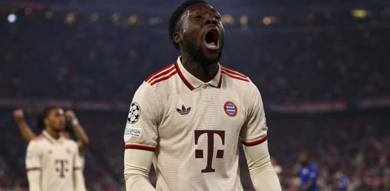 Alphonso Davies celebra un gol en el último partido de Champions.