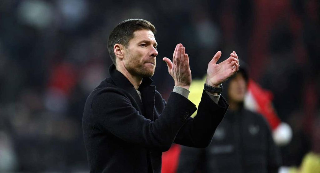 Xabi Alonso celebra una victoria con la afición del Leverkusen.