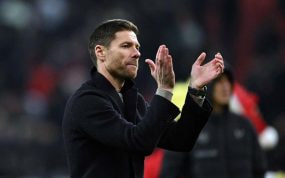 Xabi Alonso celebra una victoria con la afición del Leverkusen.