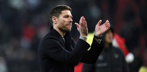 Xabi Alonso celebra una victoria con la afición del Leverkusen.