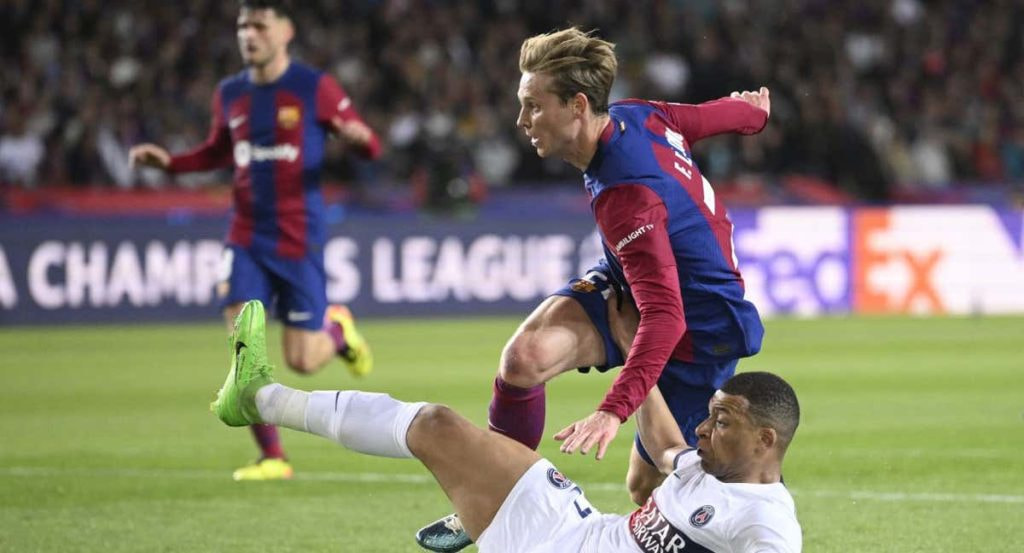 Frenkie de Jong, junto a Mbappé, en el Barcelona-PSG.