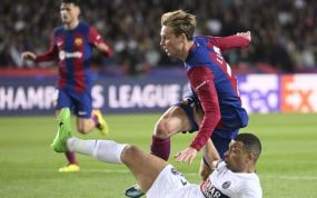 Frenkie de Jong, junto a Mbappé, en el Barcelona-PSG.
