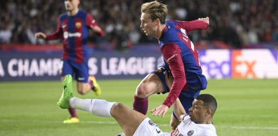 Frenkie de Jong, junto a Mbappé, en el Barcelona-PSG.