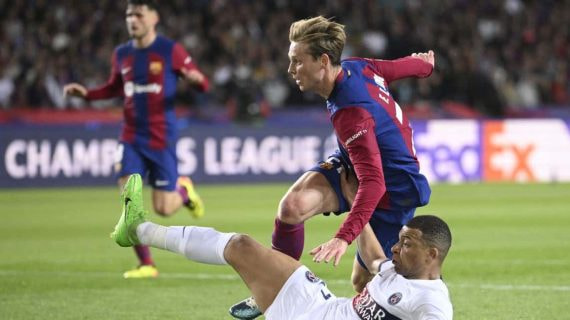 Frenkie de Jong, junto a Mbappé, en el Barcelona-PSG.