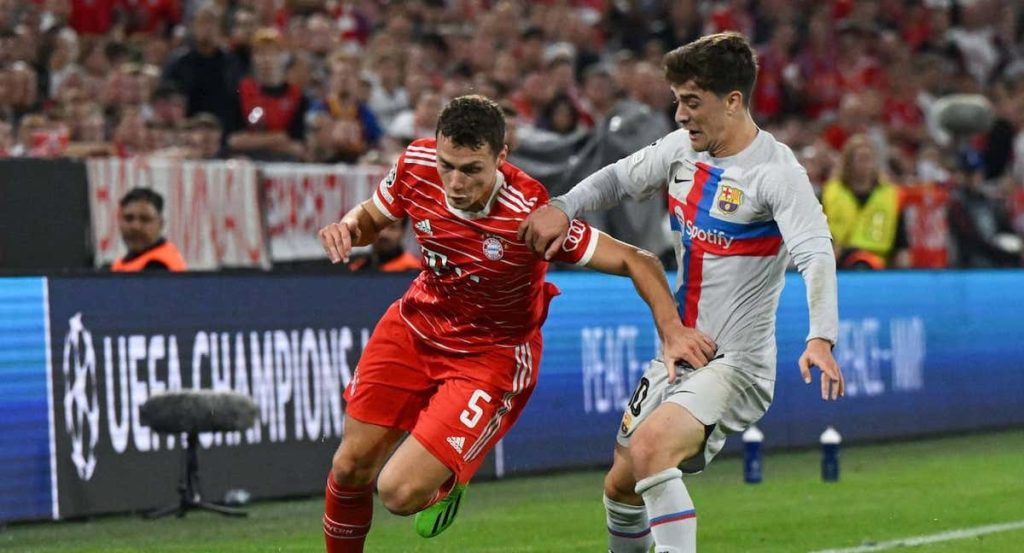 Pavard durante un partido ante el Barça en Champions League.