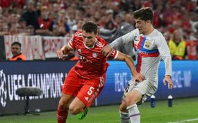 Pavard durante un partido ante el Barça en Champions League.