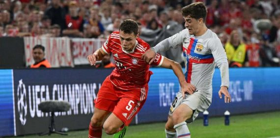 Pavard durante un partido ante el Barça en Champions League.