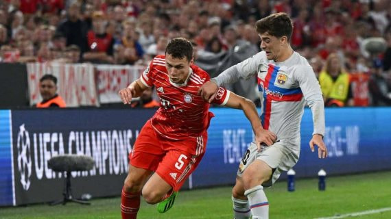 Pavard durante un partido ante el Barça en Champions League.